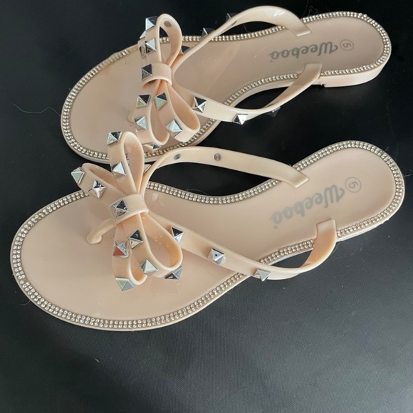 Weeboo Women's Size 5 Flats Cream Color Rubber and Rhinestones - Picture 2 of 6